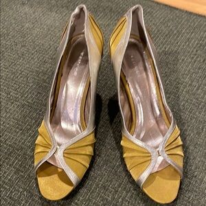 Vincci Gold Tone Open Toe Heels (sz 7)